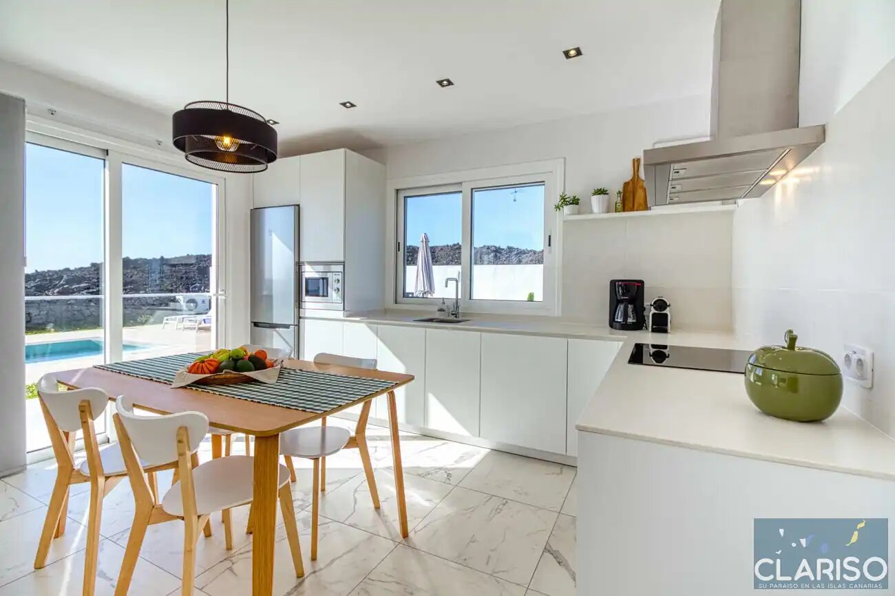 Villa Veni: Weißes Ferienhaus an schwarzem Lavastrom mit Dachterrassen-Panorama in Tazacorte auf La Palma