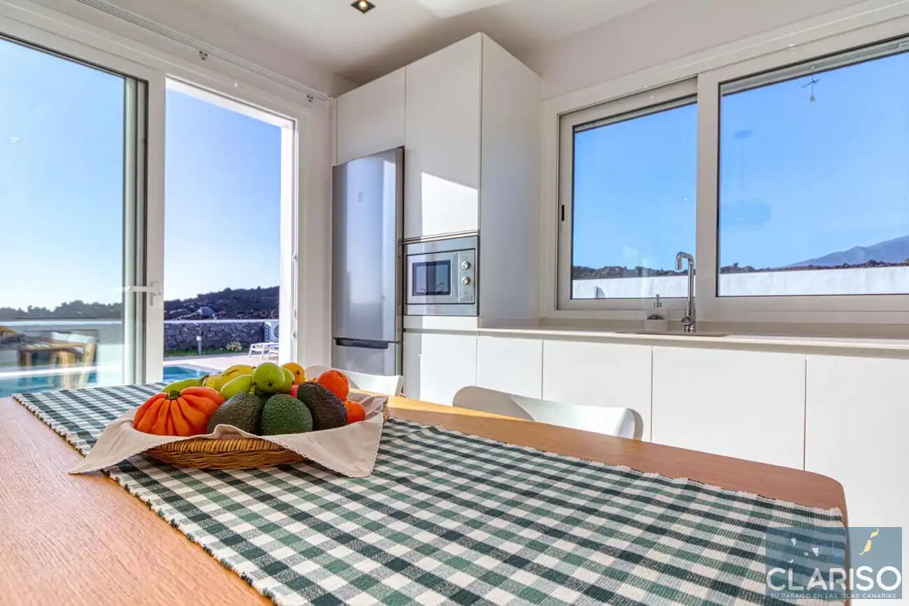 Villa Veni: Weißes Ferienhaus an schwarzem Lavastrom mit Dachterrassen-Panorama in Tazacorte auf La Palma