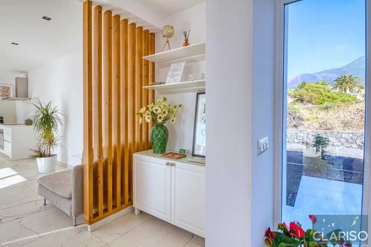 Villa Veni: Weißes Ferienhaus an schwarzem Lavastrom mit Dachterrassen-Panorama in Tazacorte auf La Palma