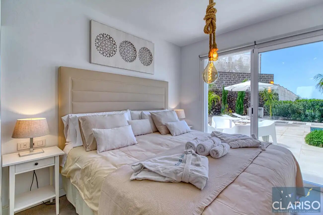Tajuya Suite: Moderner Flachbau mit Glasfront und Pool zwischen Palmen in Los Llanos de Aridane auf La Palma