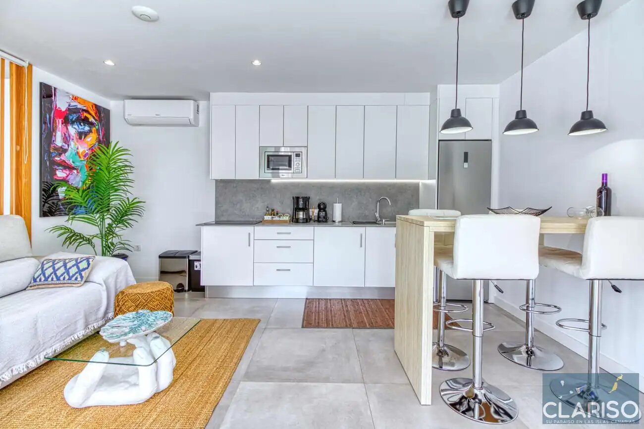 Tajuya Suite: Moderner Flachbau mit Glasfront und Pool zwischen Palmen in Los Llanos de Aridane auf La Palma