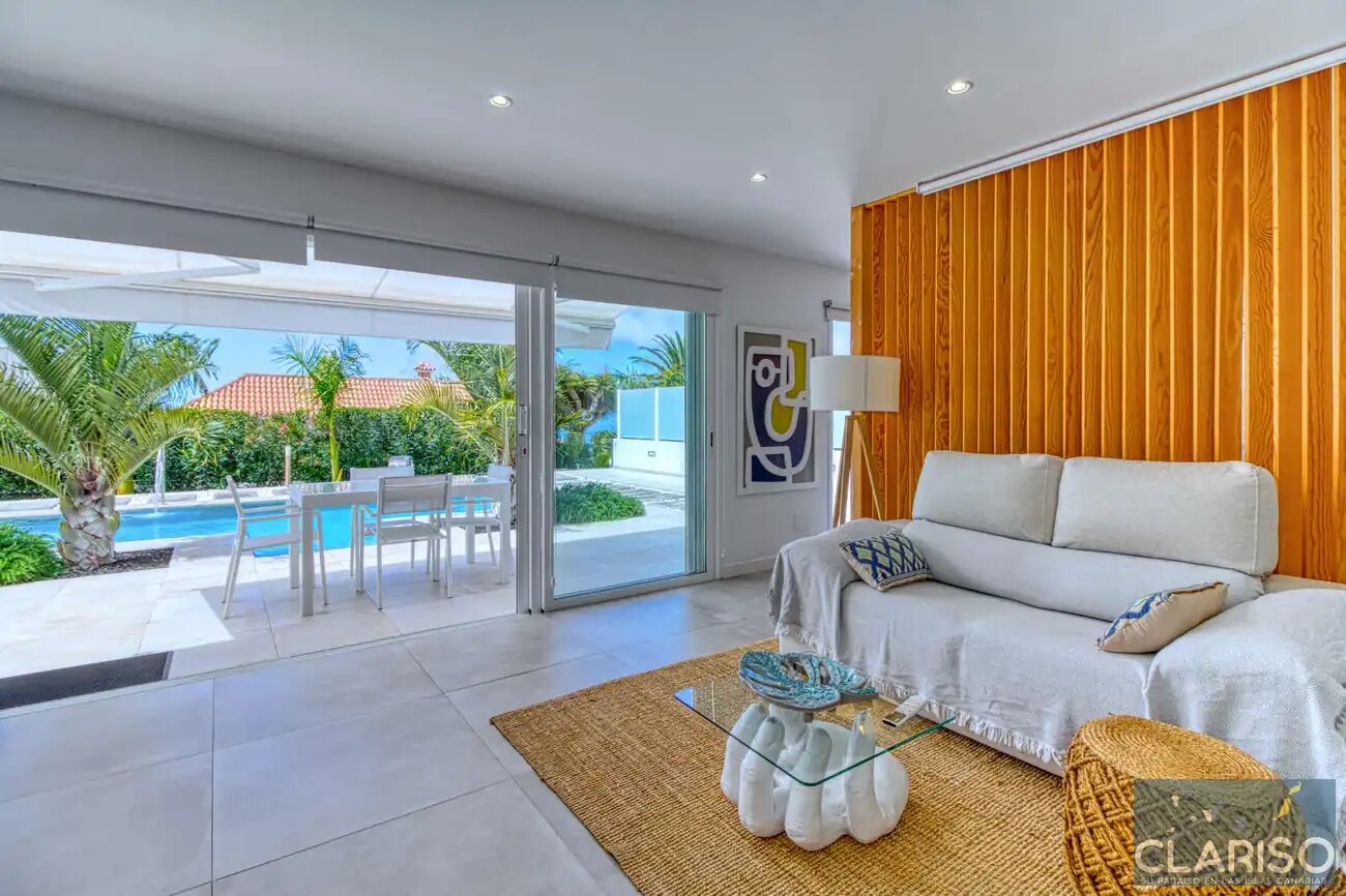 Tajuya Suite: Moderner Flachbau mit Glasfront und Pool zwischen Palmen in Los Llanos de Aridane auf La Palma