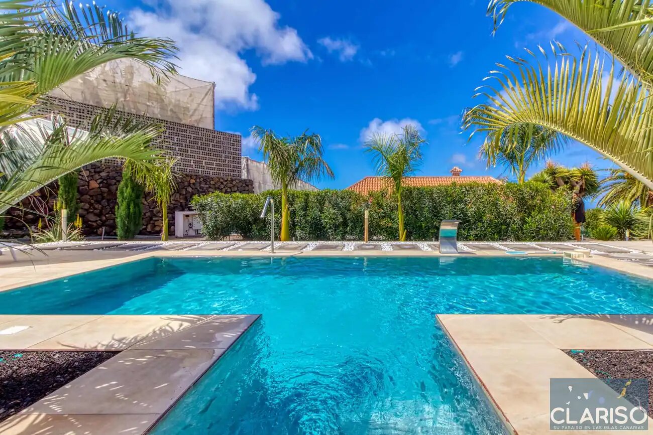 Tajuya Suite: Moderner Flachbau mit Glasfront und Pool zwischen Palmen in Los Llanos de Aridane auf La Palma