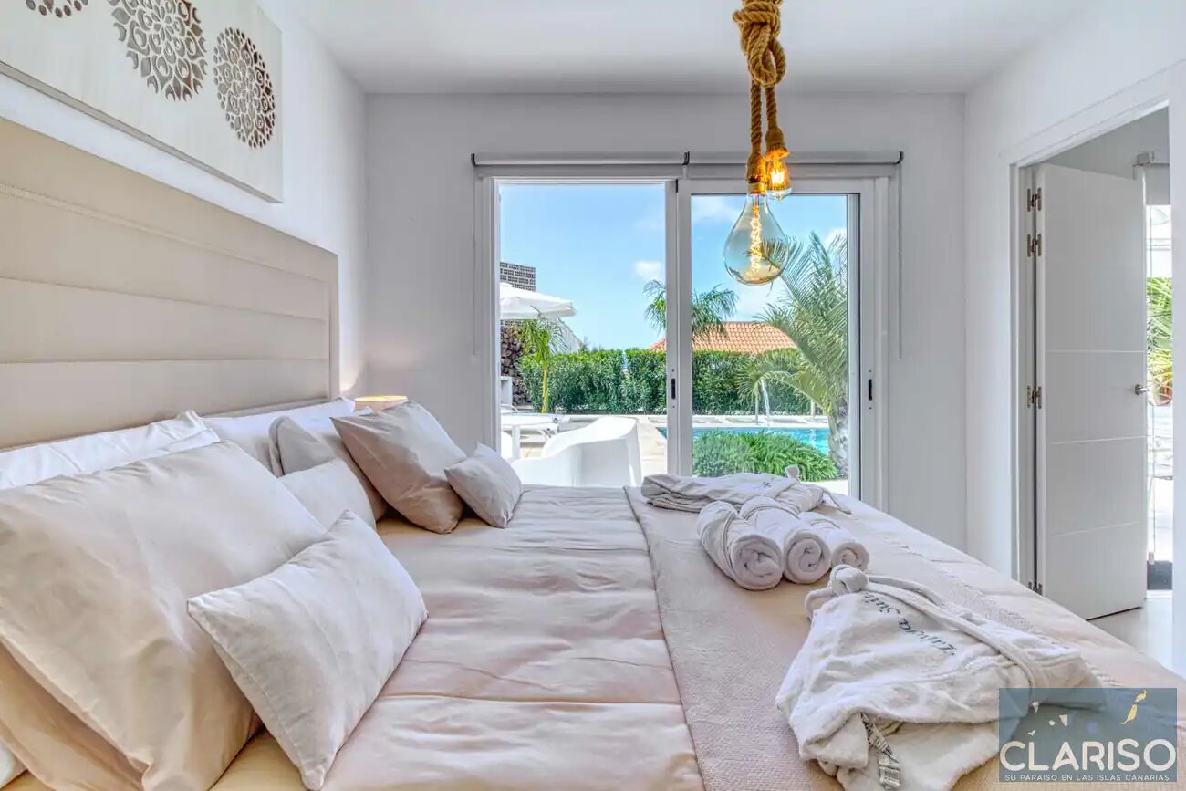 Tajuya Suite: Moderner Flachbau mit Glasfront und Pool zwischen Palmen in Los Llanos de Aridane auf La Palma