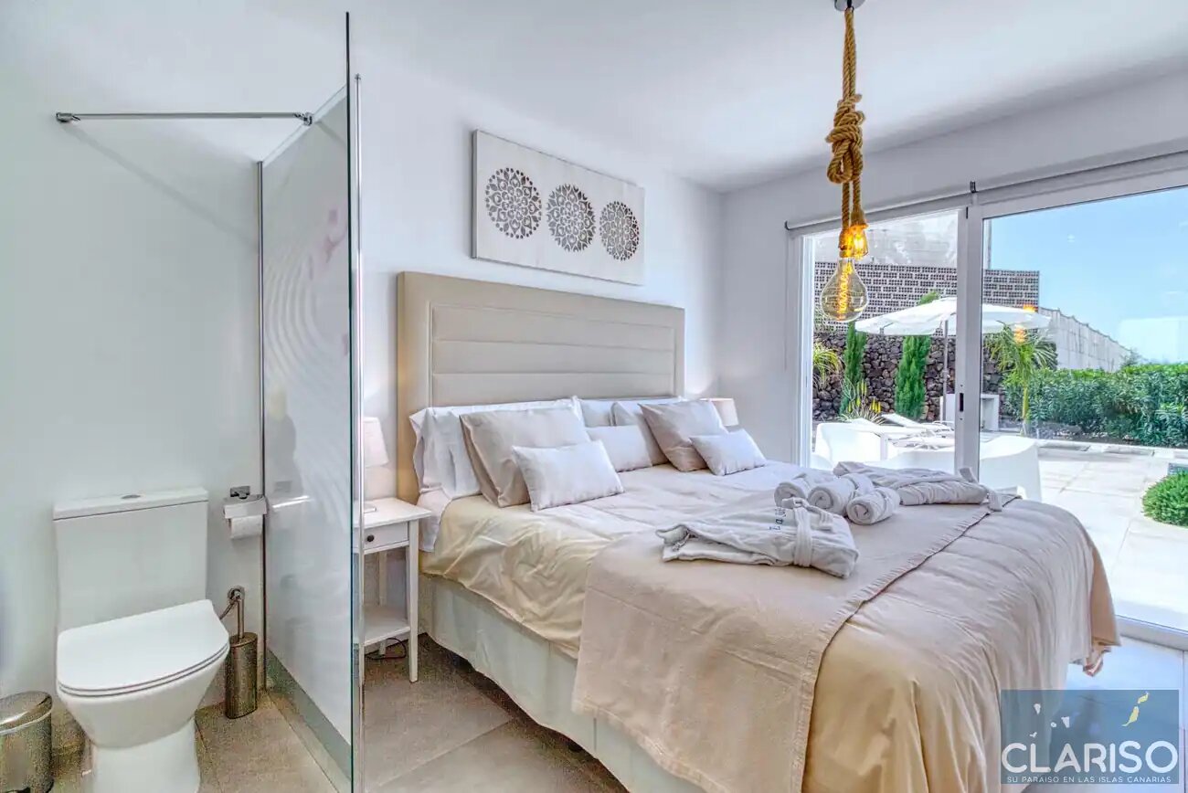 Tajuya Suite: Moderner Flachbau mit Glasfront und Pool zwischen Palmen in Los Llanos de Aridane auf La Palma