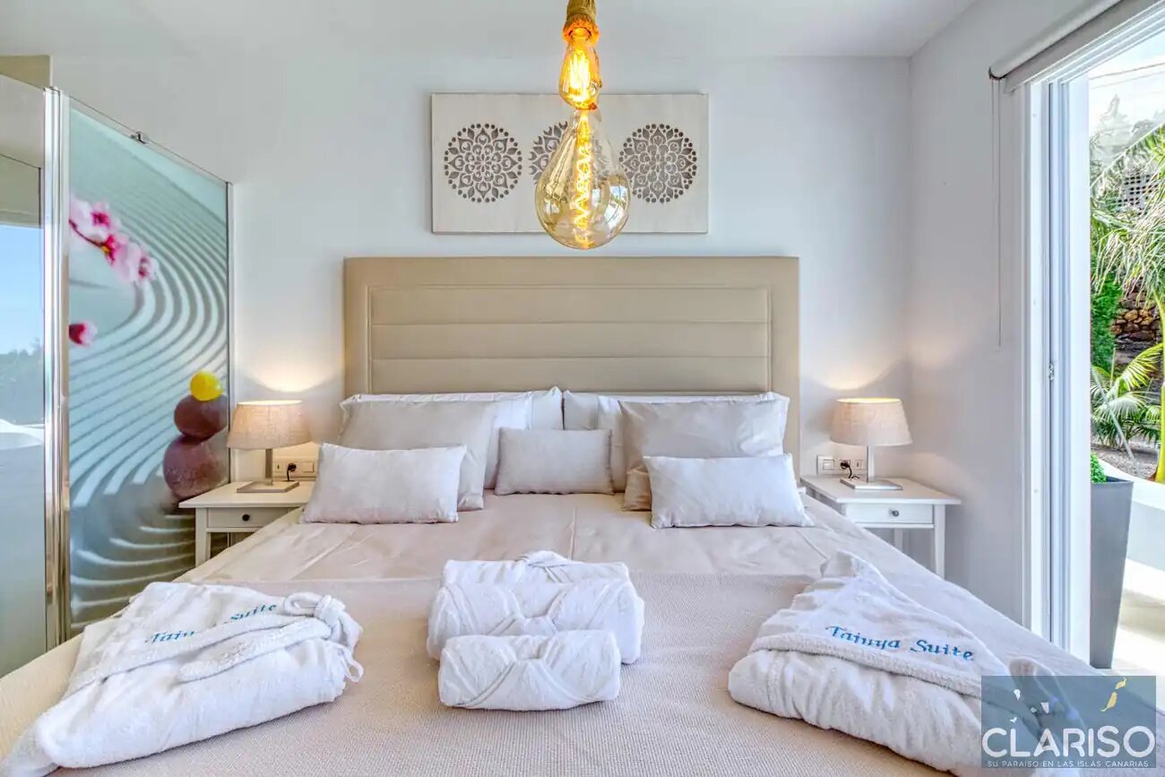 Tajuya Suite: Moderner Flachbau mit Glasfront und Pool zwischen Palmen in Los Llanos de Aridane auf La Palma