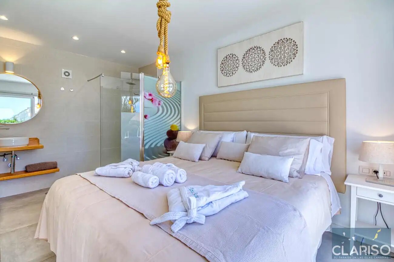 Tajuya Suite: Moderner Flachbau mit Glasfront und Pool zwischen Palmen in Los Llanos de Aridane auf La Palma
