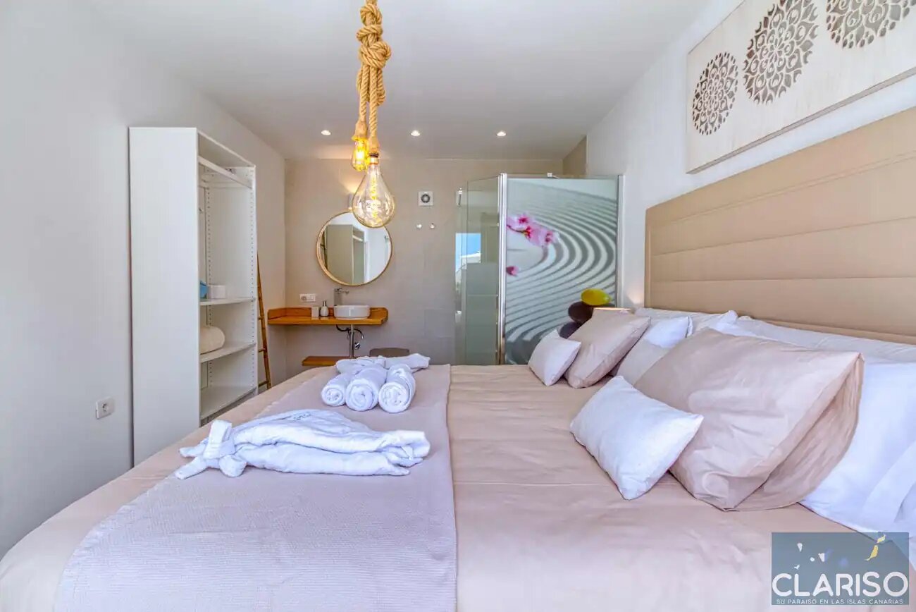 Tajuya Suite: Moderner Flachbau mit Glasfront und Pool zwischen Palmen in Los Llanos de Aridane auf La Palma