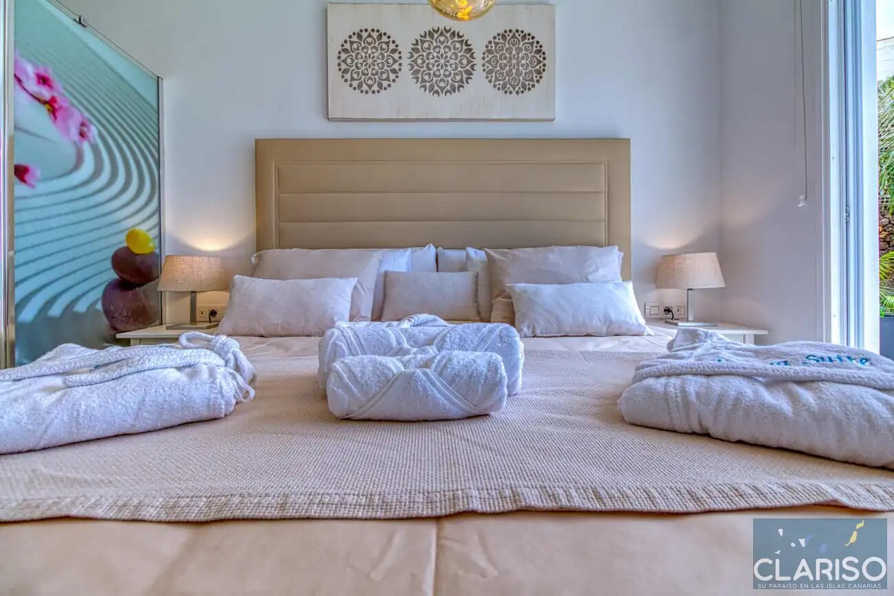 Tajuya Suite: Moderner Flachbau mit Glasfront und Pool zwischen Palmen in Los Llanos de Aridane auf La Palma