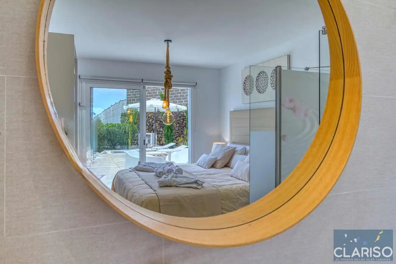 Tajuya Suite: Moderner Flachbau mit Glasfront und Pool zwischen Palmen in Los Llanos de Aridane auf La Palma