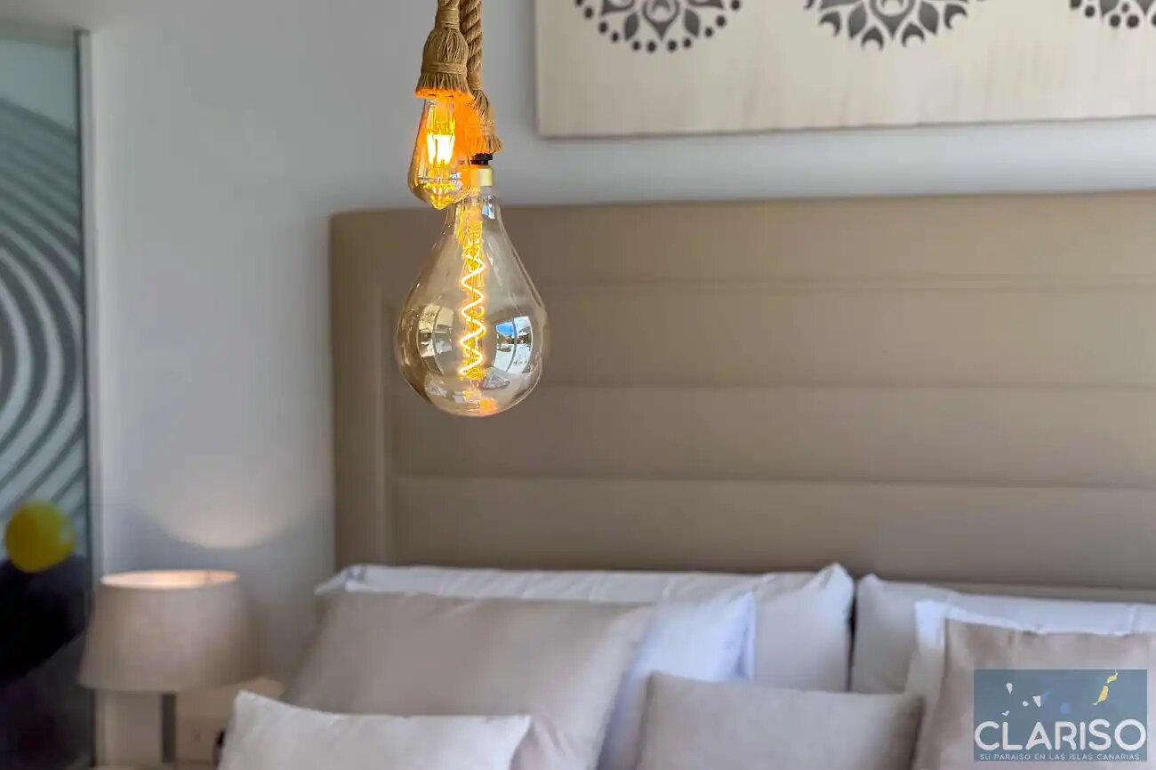 Tajuya Suite: Moderner Flachbau mit Glasfront und Pool zwischen Palmen in Los Llanos de Aridane auf La Palma