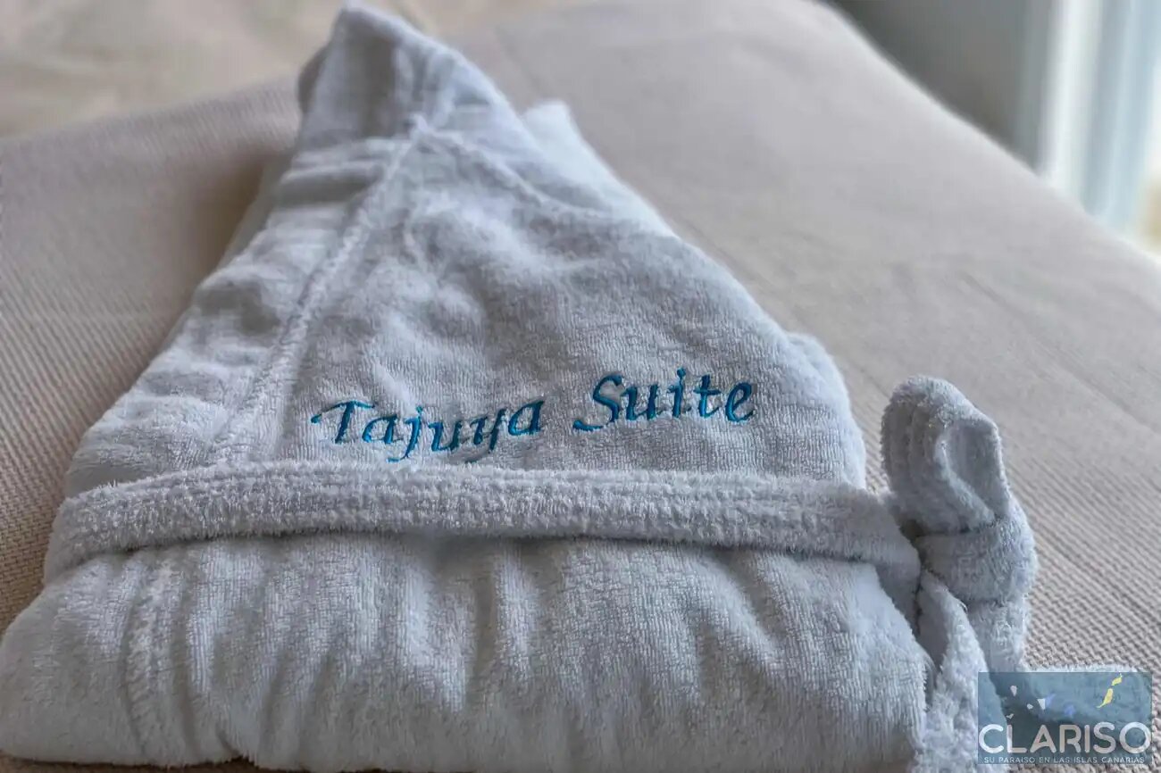 Tajuya Suite: Moderner Flachbau mit Glasfront und Pool zwischen Palmen in Los Llanos de Aridane auf La Palma