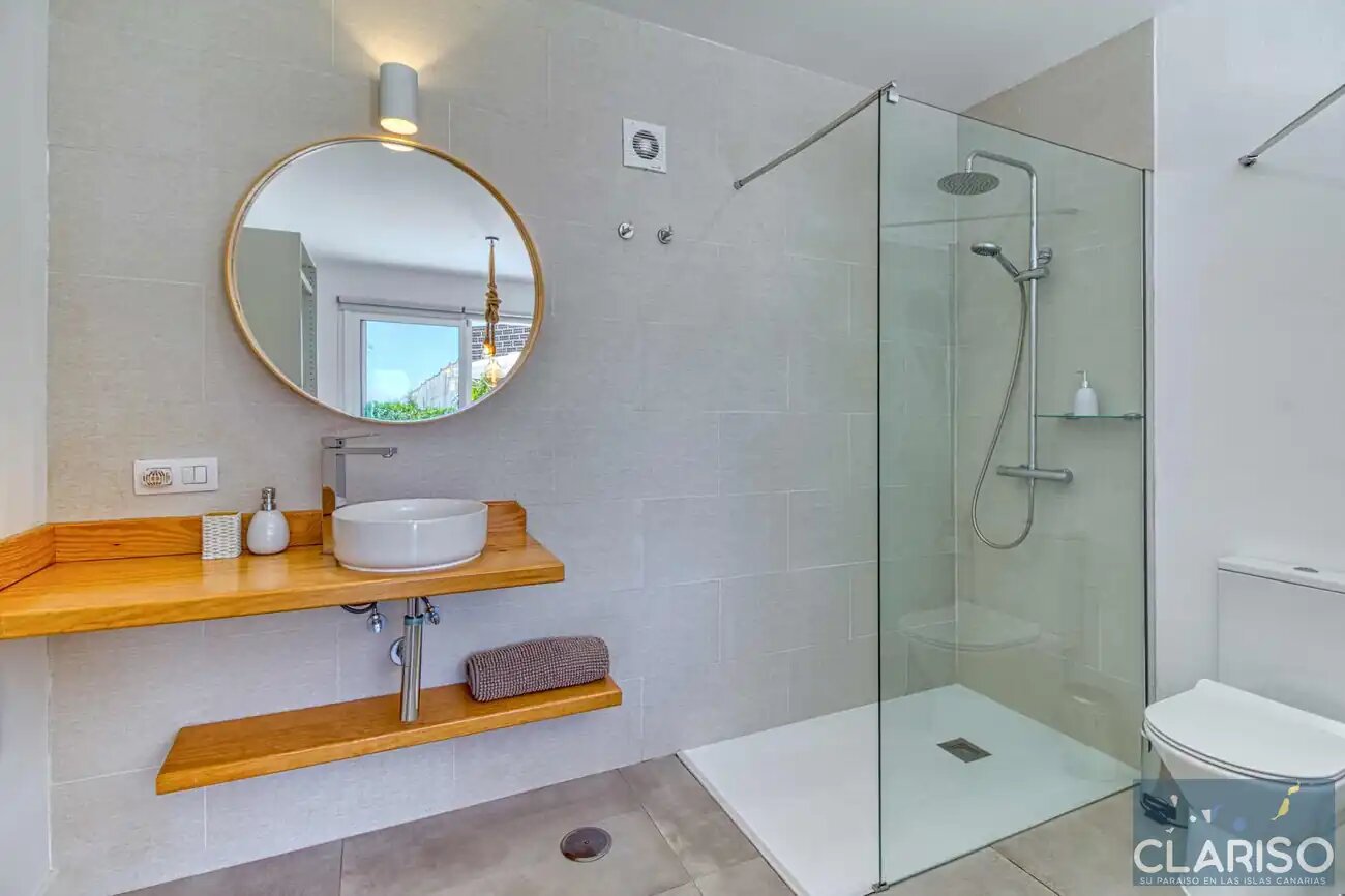 Tajuya Suite: Moderner Flachbau mit Glasfront und Pool zwischen Palmen in Los Llanos de Aridane auf La Palma