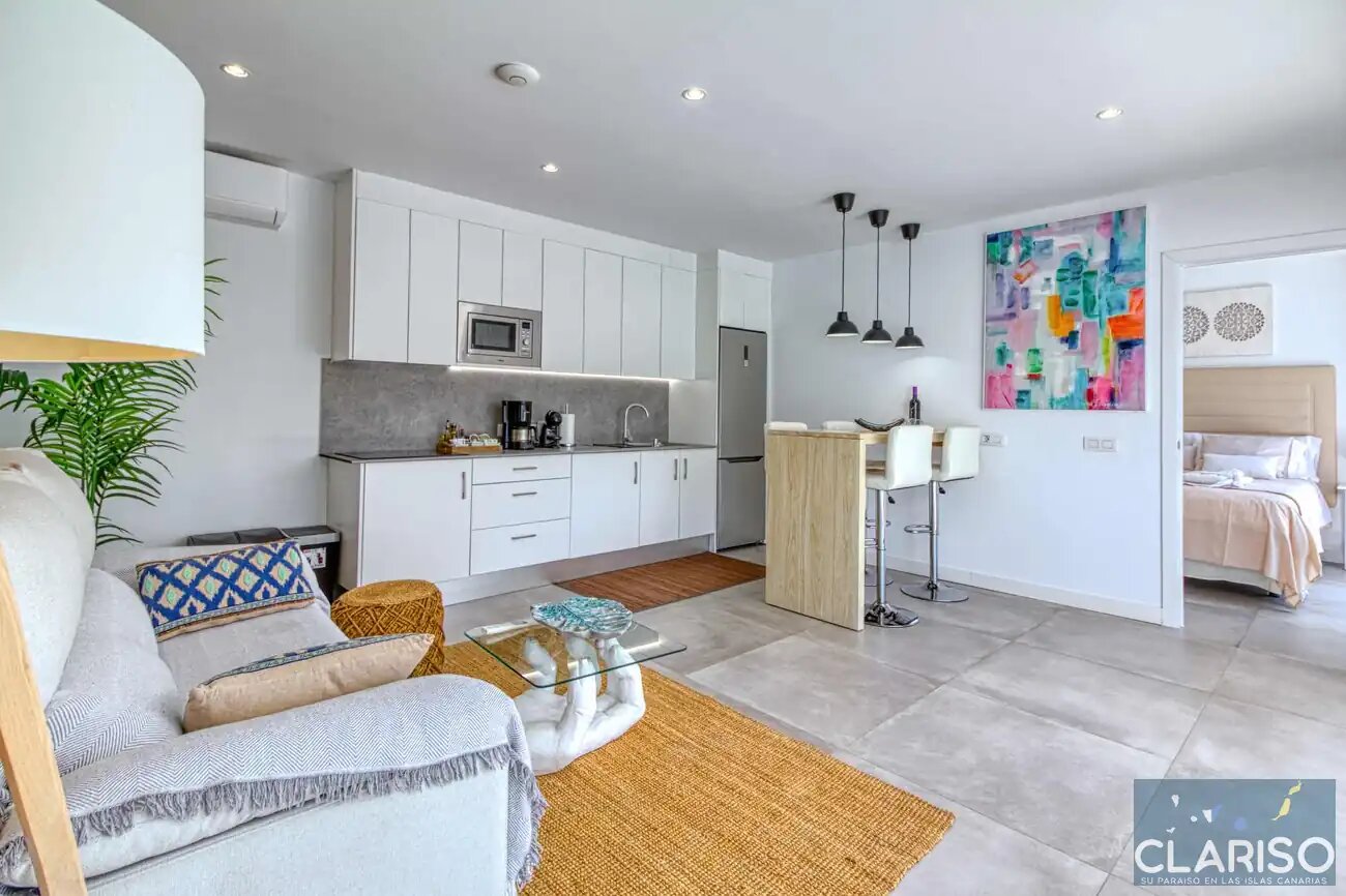 Tajuya Suite: Moderner Flachbau mit Glasfront und Pool zwischen Palmen in Los Llanos de Aridane auf La Palma