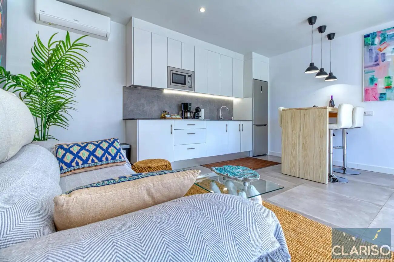 Tajuya Suite: Moderner Flachbau mit Glasfront und Pool zwischen Palmen in Los Llanos de Aridane auf La Palma