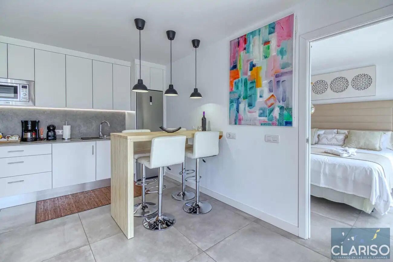 Tajuya Suite: Moderner Flachbau mit Glasfront und Pool zwischen Palmen in Los Llanos de Aridane auf La Palma