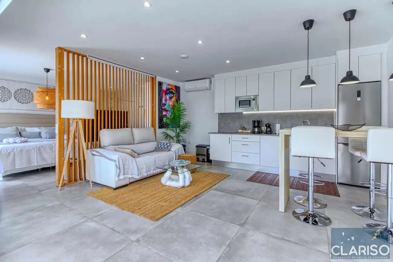 Tajuya Suite: Moderner Flachbau mit Glasfront und Pool zwischen Palmen in Los Llanos de Aridane auf La Palma