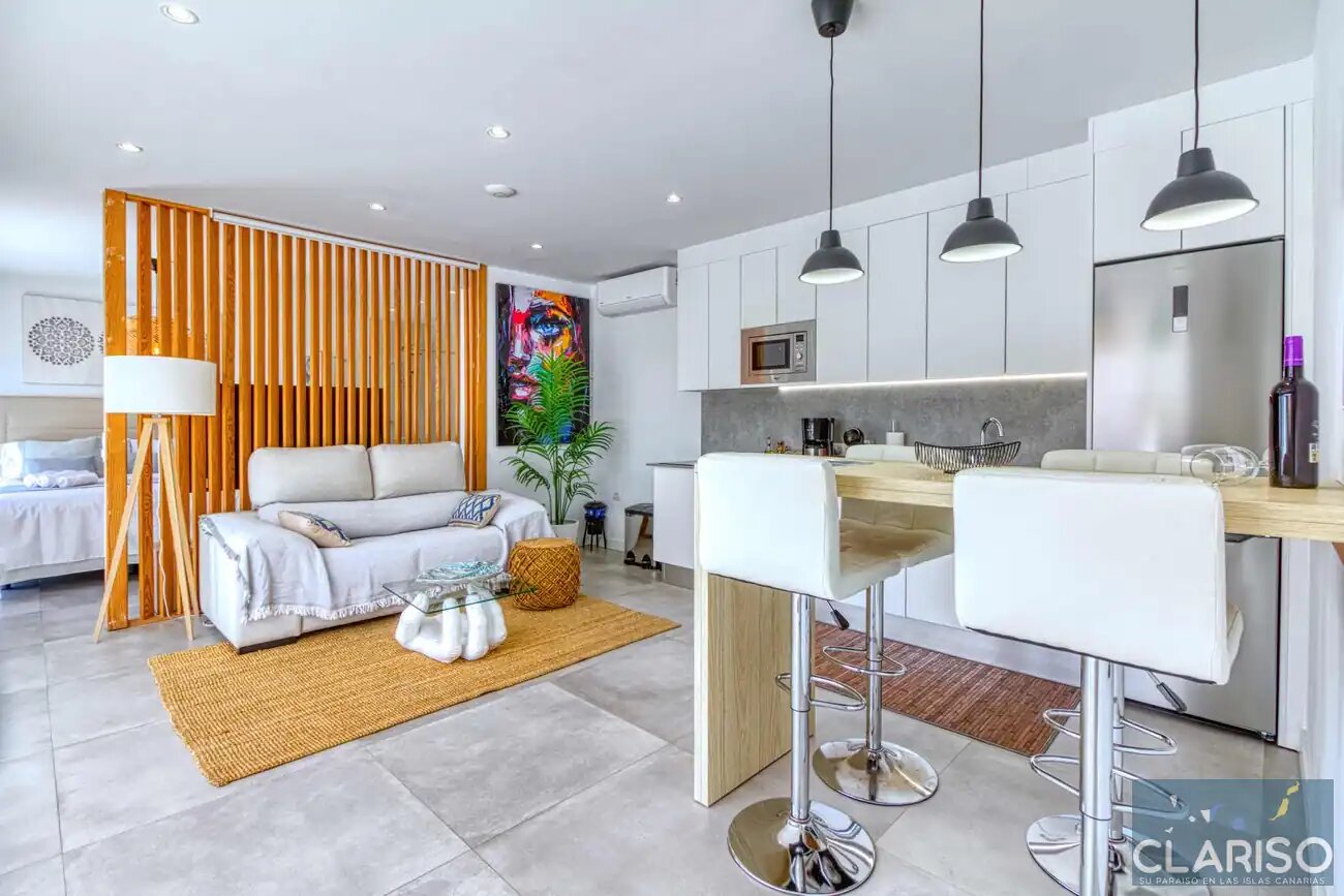 Tajuya Suite: Moderner Flachbau mit Glasfront und Pool zwischen Palmen in Los Llanos de Aridane auf La Palma