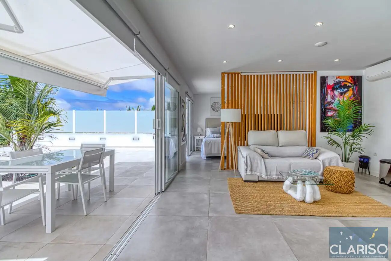 Tajuya Suite: Moderner Flachbau mit Glasfront und Pool zwischen Palmen in Los Llanos de Aridane auf La Palma