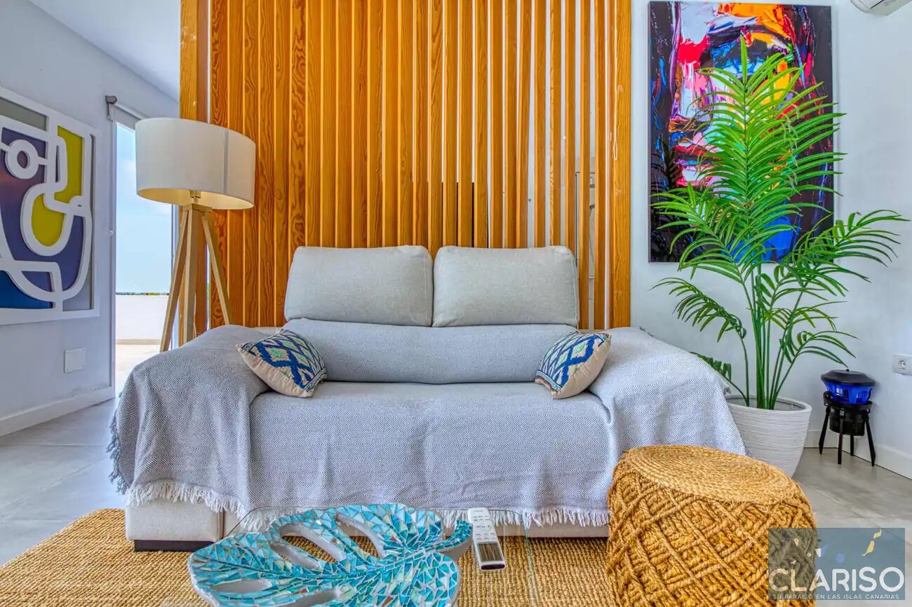 Tajuya Suite: Moderner Flachbau mit Glasfront und Pool zwischen Palmen in Los Llanos de Aridane auf La Palma