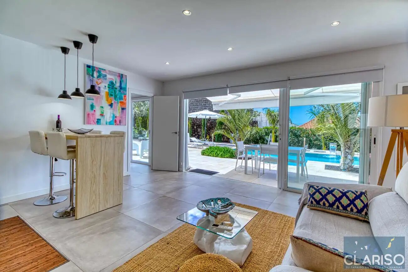 Tajuya Suite: Moderner Flachbau mit Glasfront und Pool zwischen Palmen in Los Llanos de Aridane auf La Palma