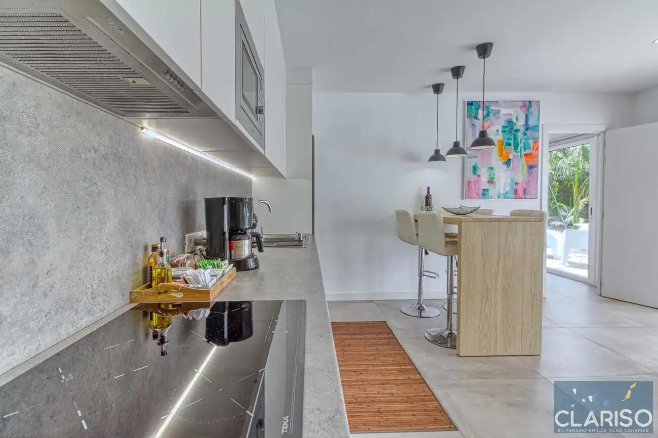 Tajuya Suite: Moderner Flachbau mit Glasfront und Pool zwischen Palmen in Los Llanos de Aridane auf La Palma