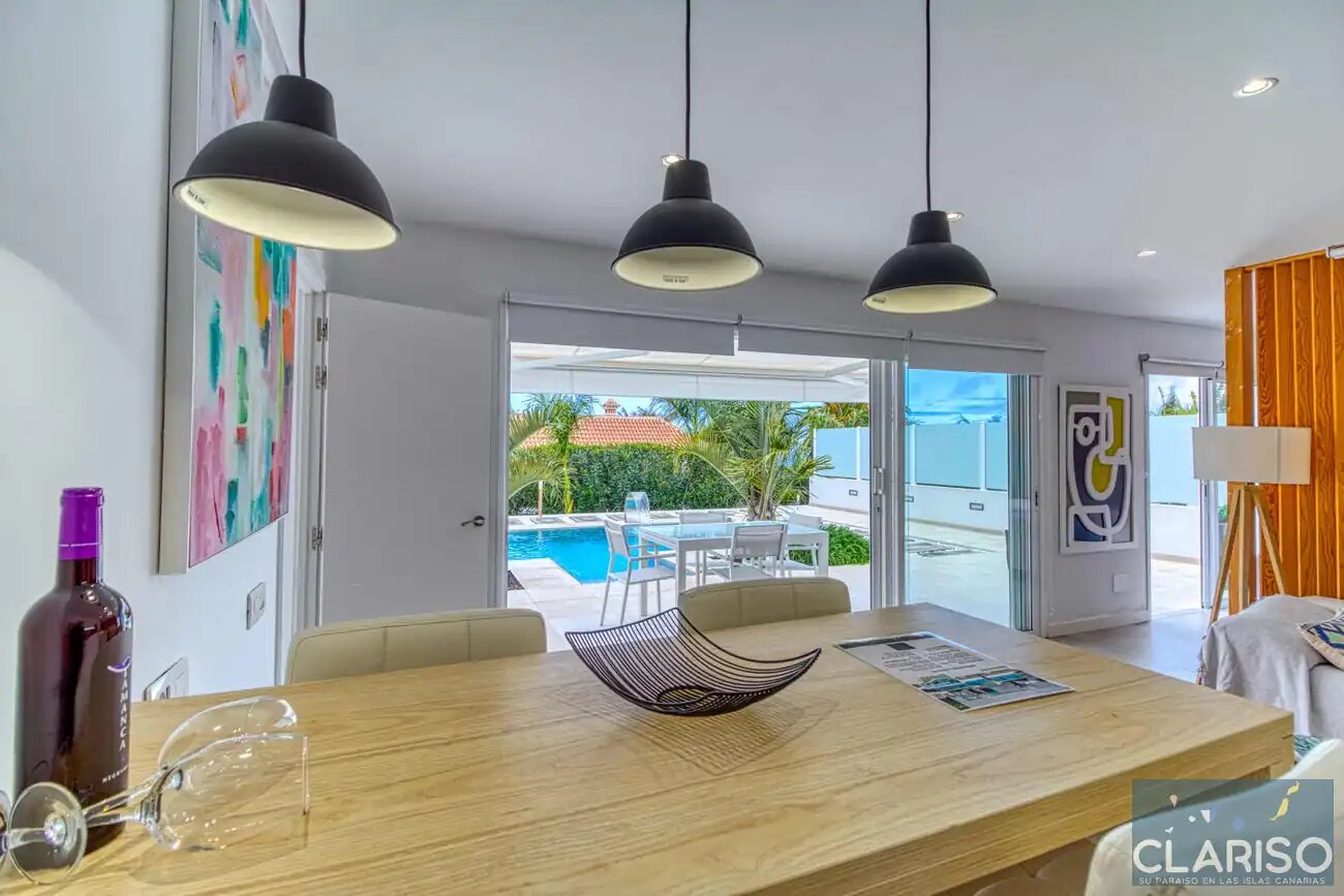 Tajuya Suite: Moderner Flachbau mit Glasfront und Pool zwischen Palmen in Los Llanos de Aridane auf La Palma