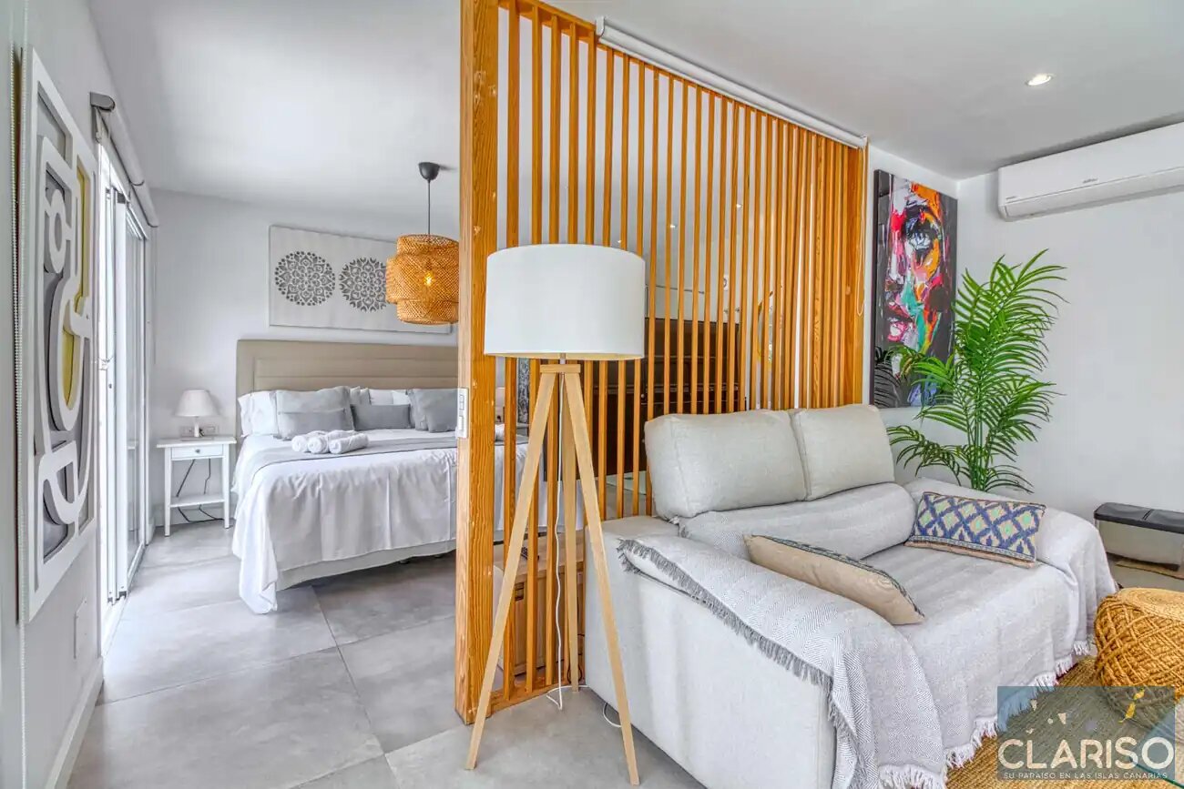 Tajuya Suite: Moderner Flachbau mit Glasfront und Pool zwischen Palmen in Los Llanos de Aridane auf La Palma