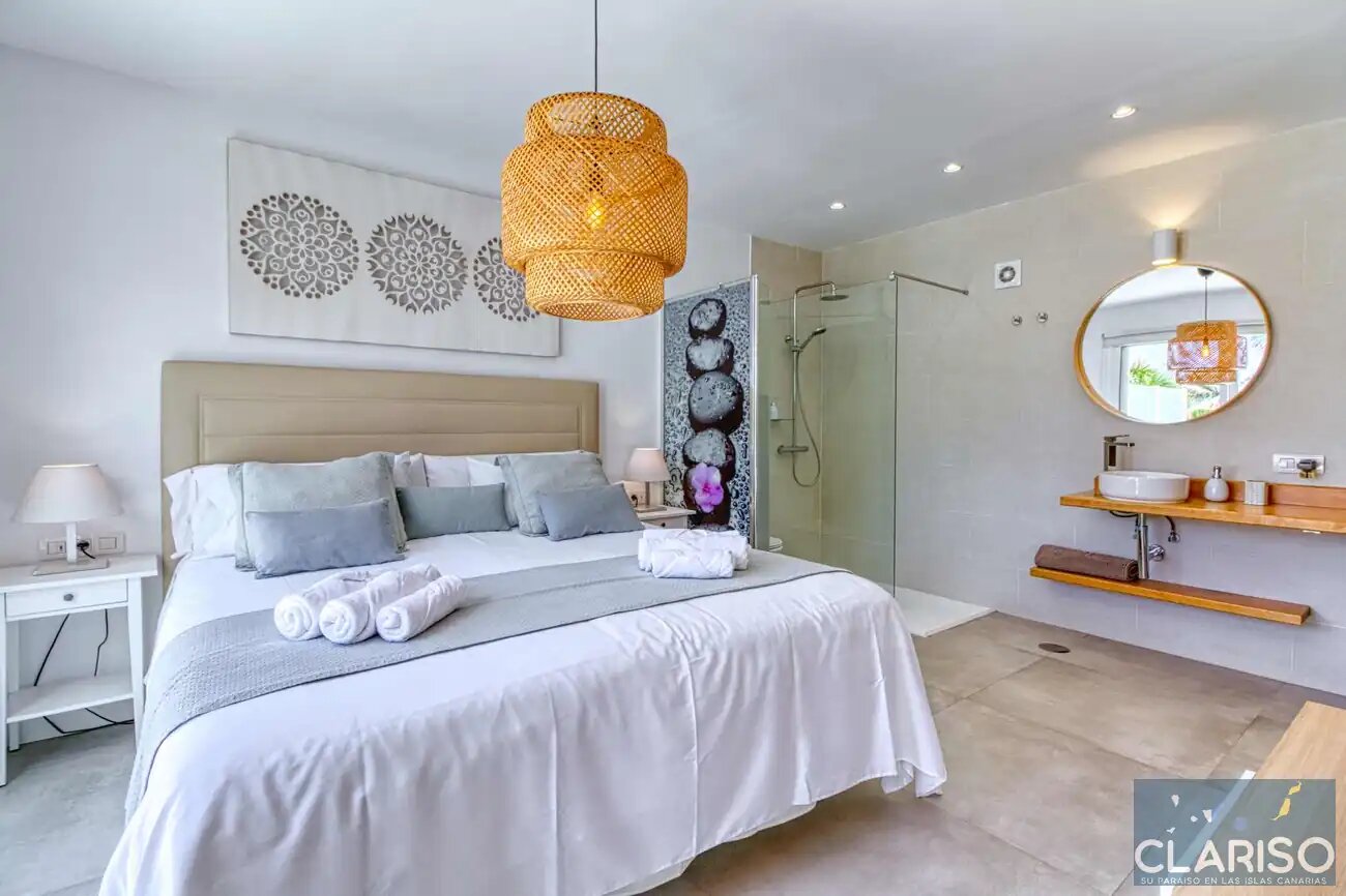Tajuya Suite: Moderner Flachbau mit Glasfront und Pool zwischen Palmen in Los Llanos de Aridane auf La Palma