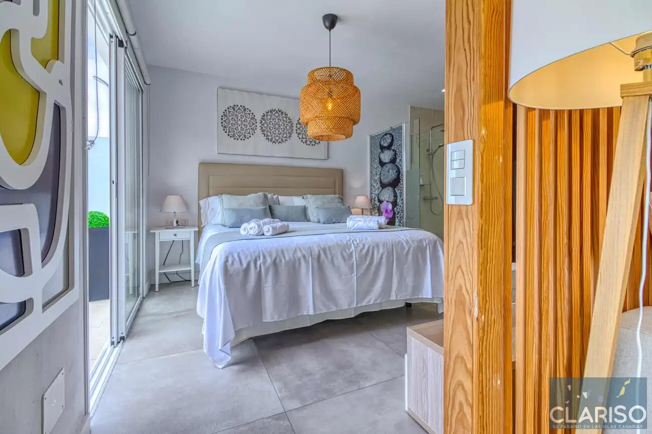 Tajuya Suite: Moderner Flachbau mit Glasfront und Pool zwischen Palmen in Los Llanos de Aridane auf La Palma
