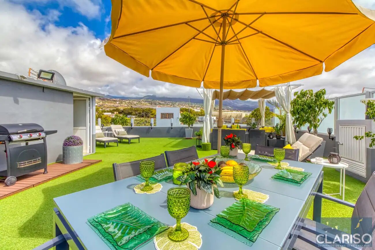 Casa Montserrat: Stadthaus mit privater Garage und 100 m² Dachterrasse in Los Llanos de Aridane auf La Palma