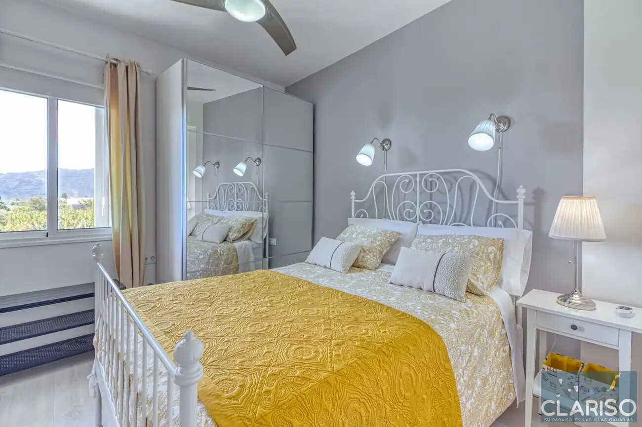 Casa Montserrat: Stadthaus mit privater Garage und 100 m² Dachterrasse in Los Llanos de Aridane auf La Palma