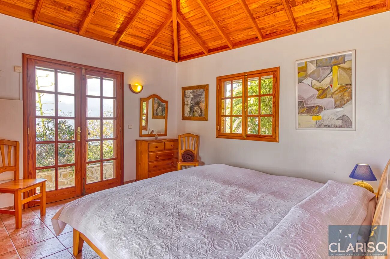 Finca Tijarafe: Ferienhaus mit Holzdecken, Zentralheizung und überdachtem Pool inklusive in Tijarafe auf La Palma