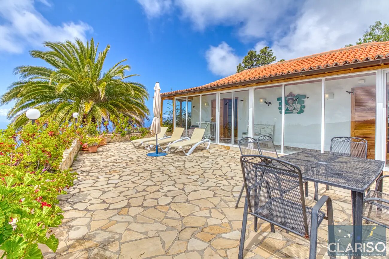 Finca Tijarafe: Ferienhaus mit Holzdecken, Zentralheizung und überdachtem Pool inklusive in Tijarafe auf La Palma
