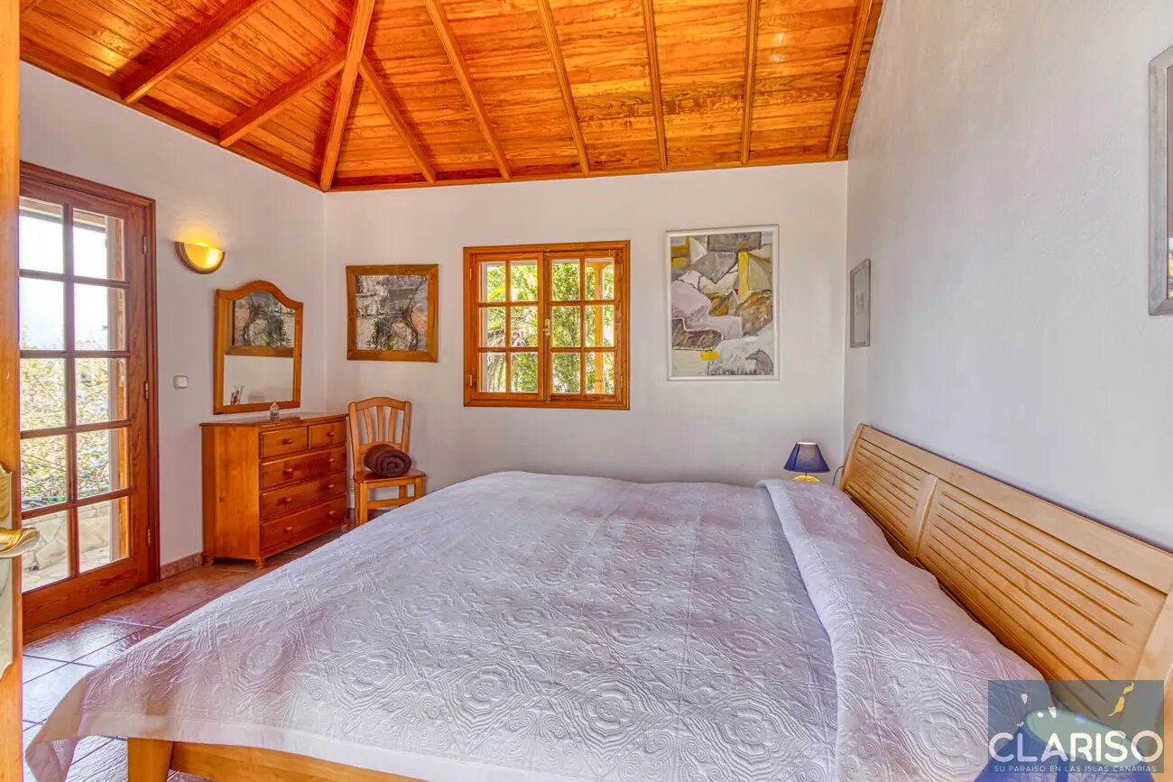 Finca Tijarafe: Ferienhaus mit Holzdecken, Zentralheizung und überdachtem Pool inklusive in Tijarafe auf La Palma