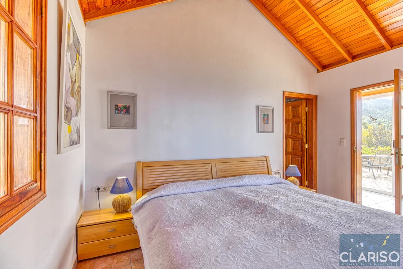 Finca Tijarafe: Ferienhaus mit Holzdecken, Zentralheizung und überdachtem Pool inklusive in Tijarafe auf La Palma