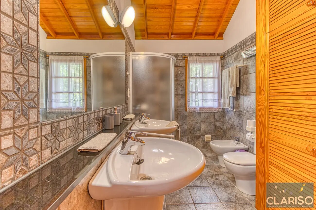 Finca Tijarafe: Ferienhaus mit Holzdecken, Zentralheizung und überdachtem Pool inklusive in Tijarafe auf La Palma