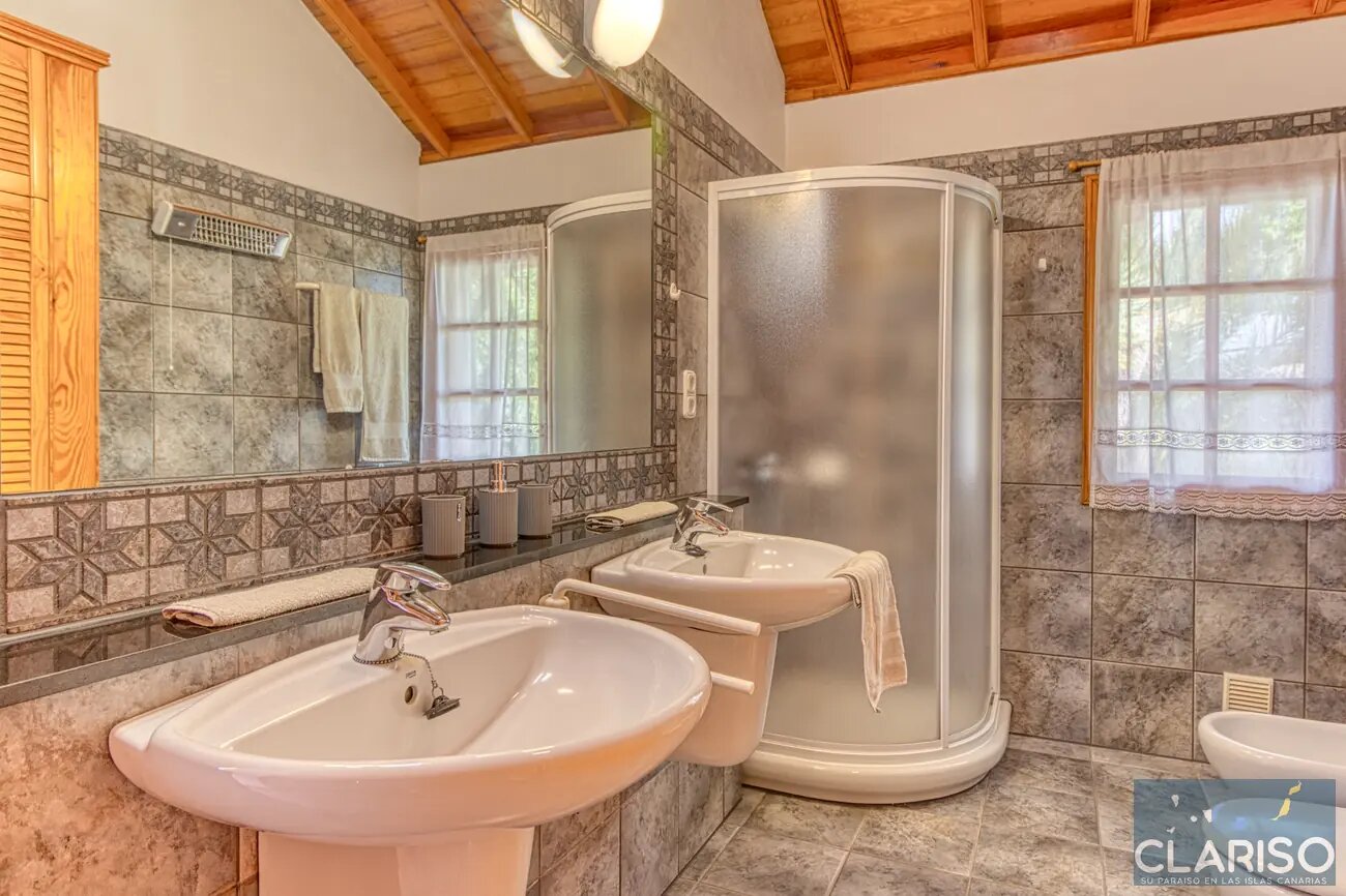 Finca Tijarafe: Ferienhaus mit Holzdecken, Zentralheizung und überdachtem Pool inklusive in Tijarafe auf La Palma