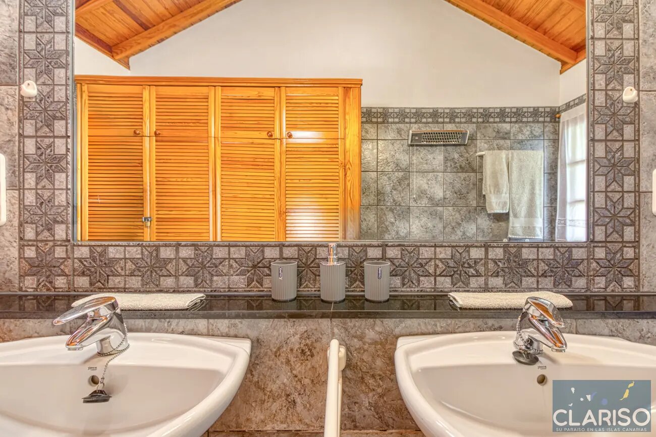 Finca Tijarafe: Ferienhaus mit Holzdecken, Zentralheizung und überdachtem Pool inklusive in Tijarafe auf La Palma