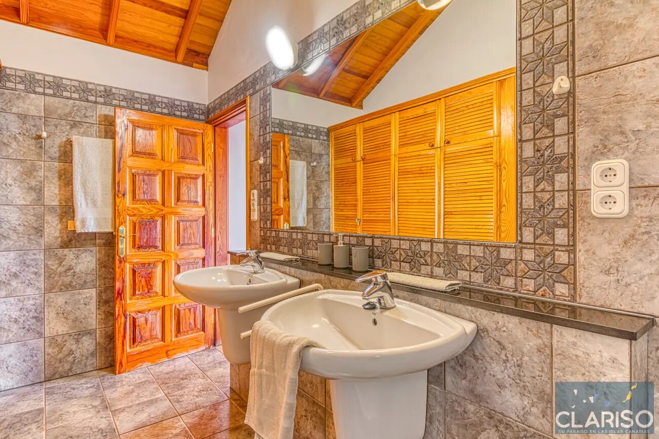 Finca Tijarafe: Ferienhaus mit Holzdecken, Zentralheizung und überdachtem Pool inklusive in Tijarafe auf La Palma