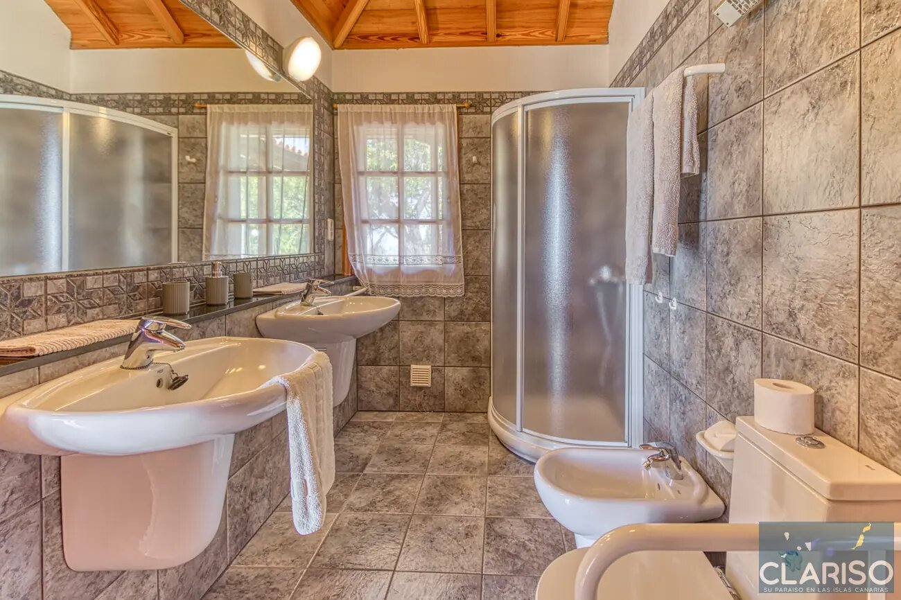 Finca Tijarafe: Ferienhaus mit Holzdecken, Zentralheizung und überdachtem Pool inklusive in Tijarafe auf La Palma
