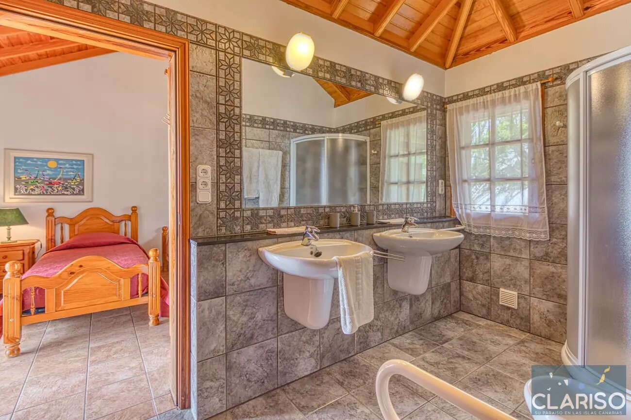 Finca Tijarafe: Ferienhaus mit Holzdecken, Zentralheizung und überdachtem Pool inklusive in Tijarafe auf La Palma
