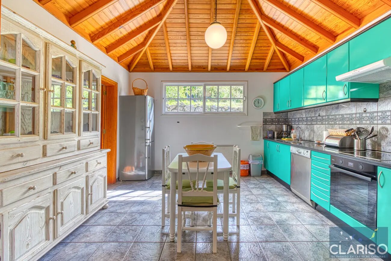 Finca Tijarafe: Ferienhaus mit Holzdecken, Zentralheizung und überdachtem Pool inklusive in Tijarafe auf La Palma