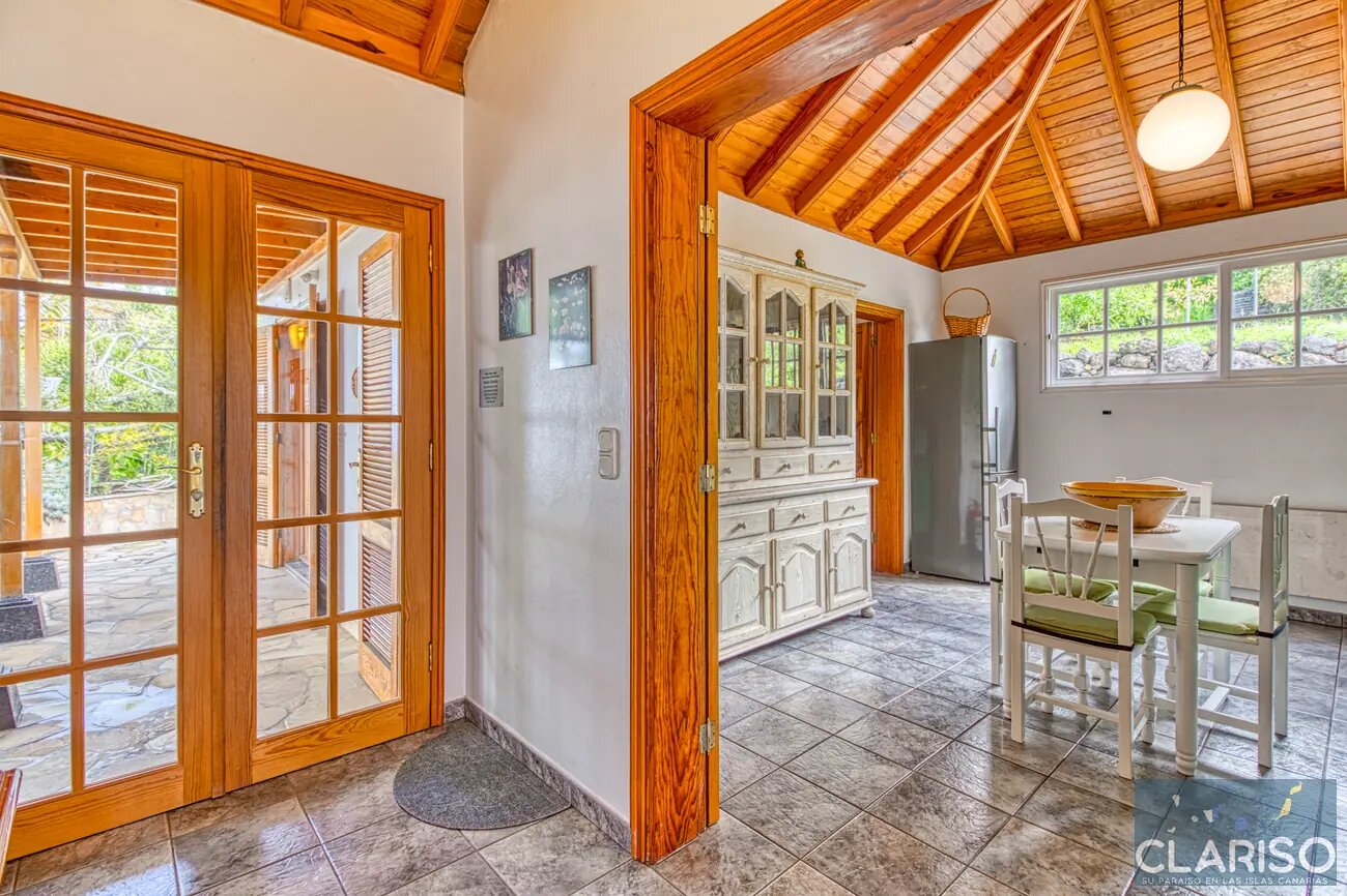 Finca Tijarafe: Ferienhaus mit Holzdecken, Zentralheizung und überdachtem Pool inklusive in Tijarafe auf La Palma