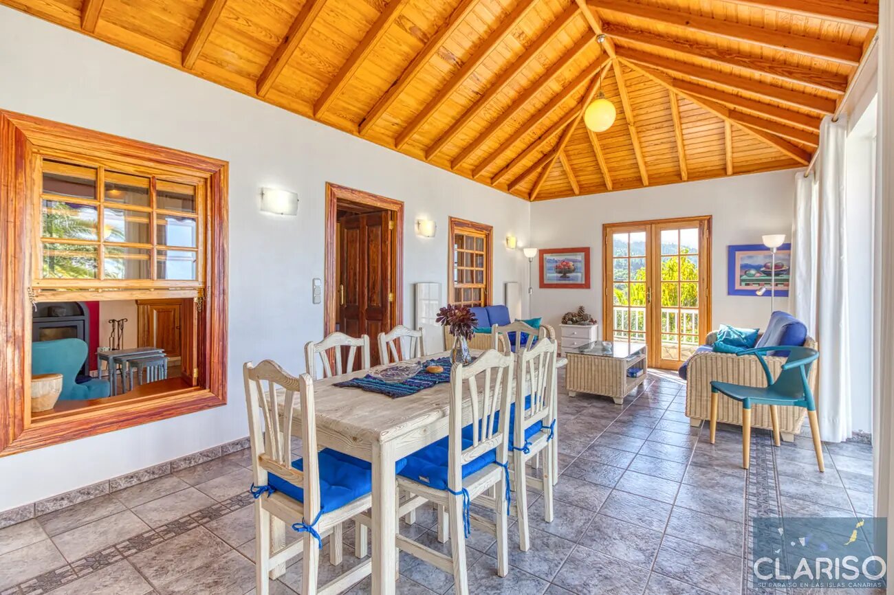 Finca Tijarafe: Ferienhaus mit Holzdecken, Zentralheizung und überdachtem Pool inklusive in Tijarafe auf La Palma