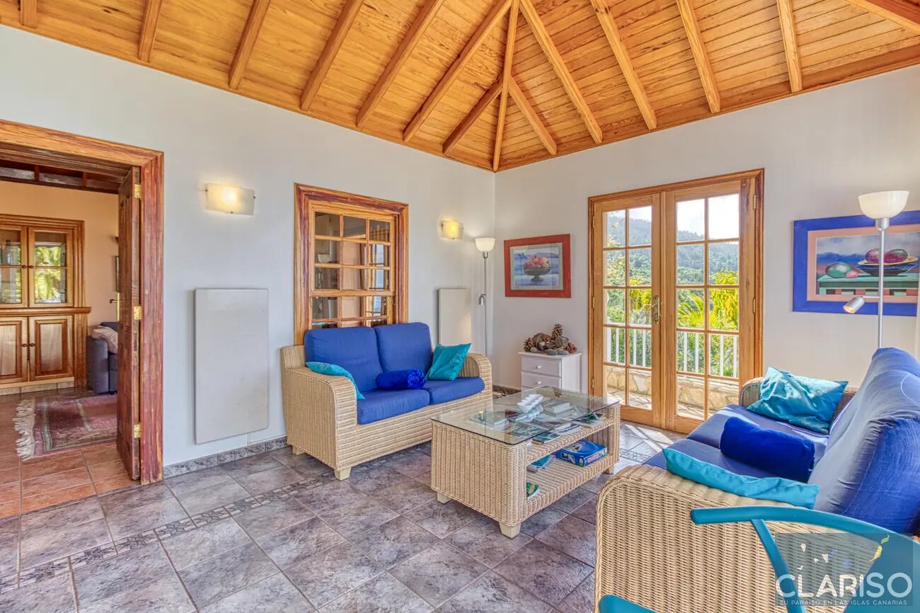 Finca Tijarafe: Ferienhaus mit Holzdecken, Zentralheizung und überdachtem Pool inklusive in Tijarafe auf La Palma