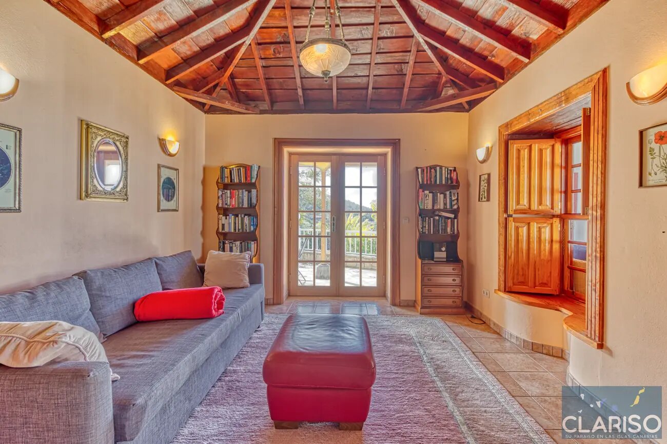 Finca Tijarafe: Ferienhaus mit Holzdecken, Zentralheizung und überdachtem Pool inklusive in Tijarafe auf La Palma