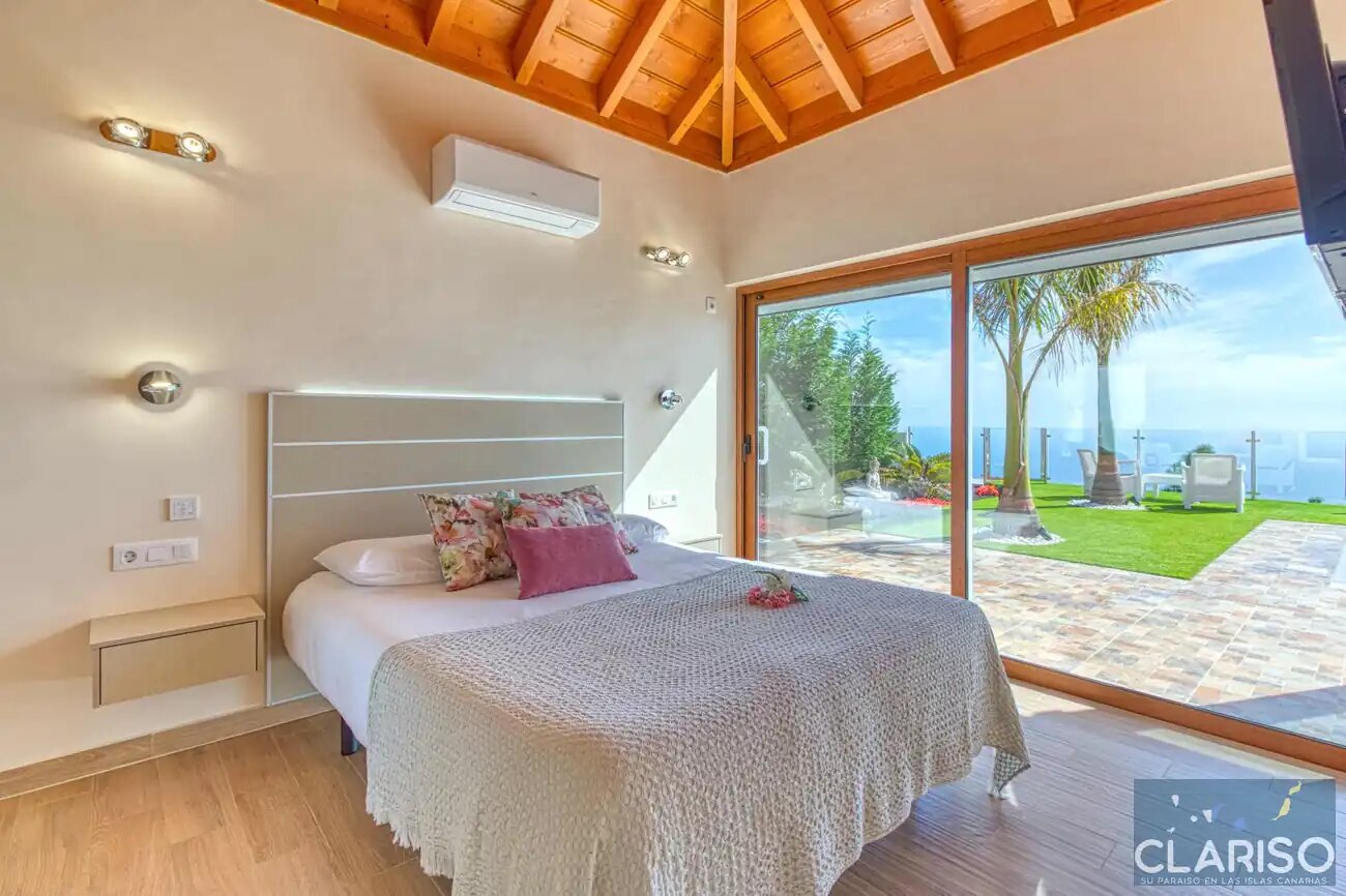 Casa Yaneric: Kanarisches Neubau-Ferienhaus mit Holzdecke und Schiebetür-Glasfront in Tijarafe auf La Palma