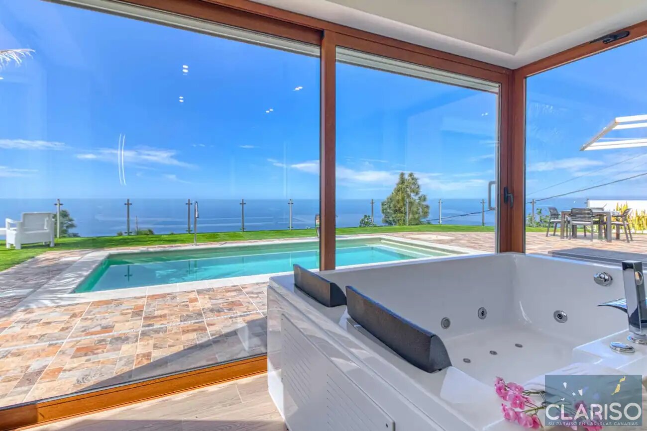 Casa Yaneric: Kanarisches Neubau-Ferienhaus mit Holzdecke und Schiebetür-Glasfront in Tijarafe auf La Palma