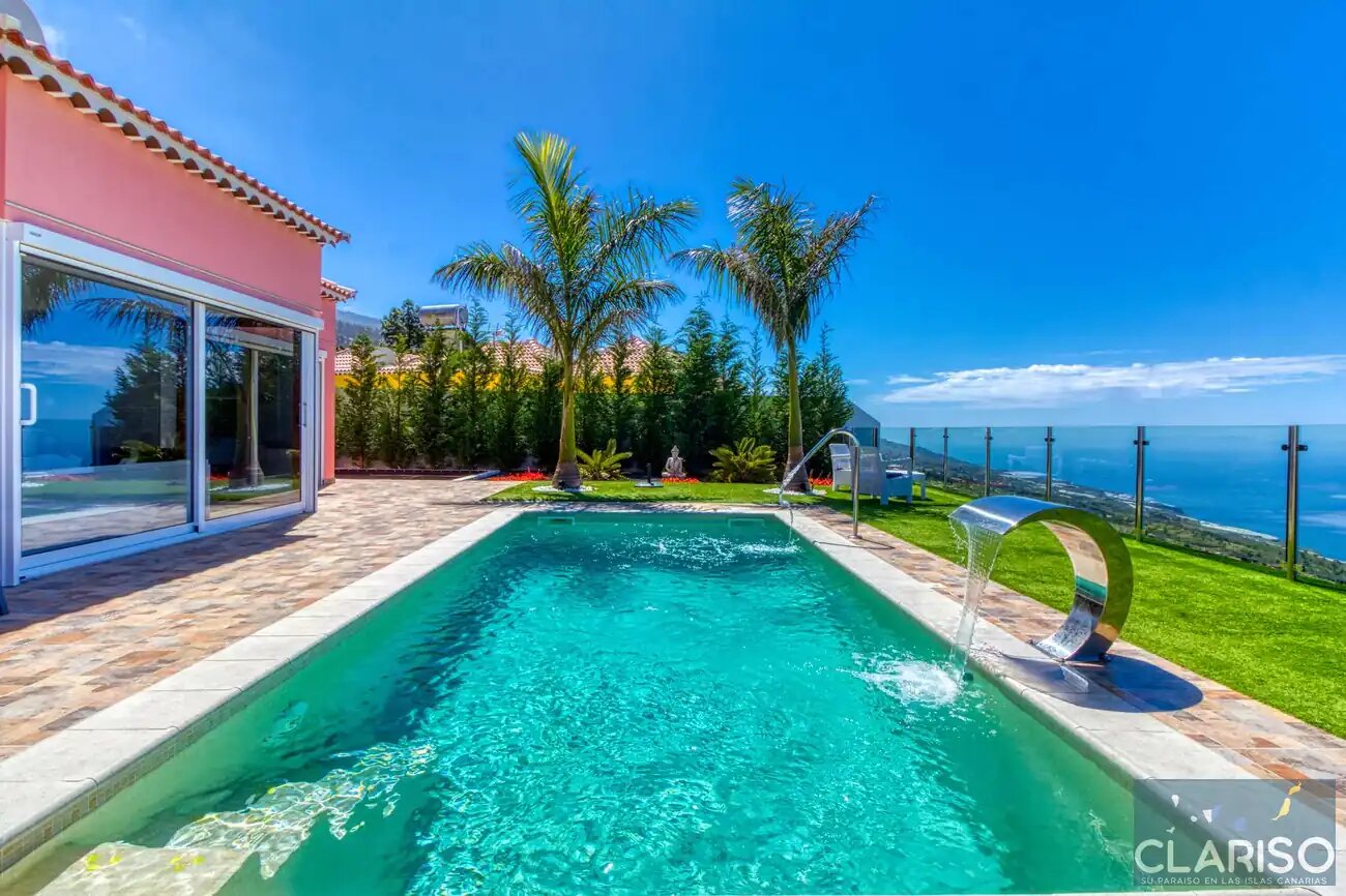 Casa Yaneric: Kanarisches Neubau-Ferienhaus mit Holzdecke und Schiebetür-Glasfront in Tijarafe auf La Palma